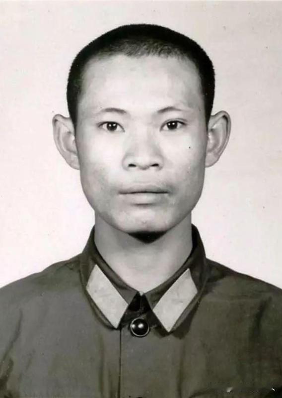 1982年，部队提拔杨国跃当班长，他死活不当。但两年后，在老山战场上，他却抢着当