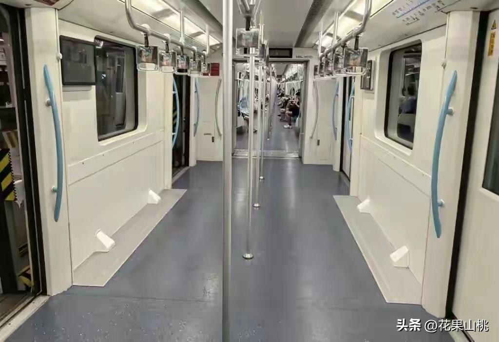 已经确认，
上海已开始试点，
地铁9号线座位被拆除！

北、上、广、深这些一线大