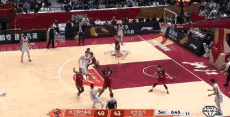 北京北汽超级中锋周琦真是强硬的不得了！在今天进行的北京北汽和浙江稠州金租的比赛中