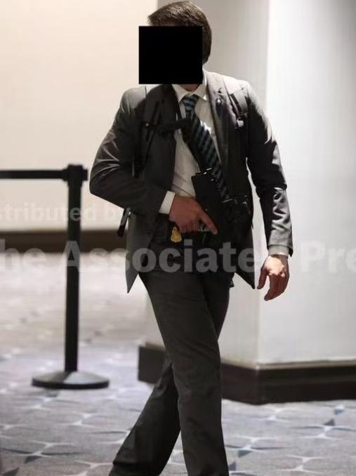 美国白宫记者协会晚宴遭枪手袭击，最震撼的一幕，枪手拿着霰弹枪冲进大厅的时候，周围