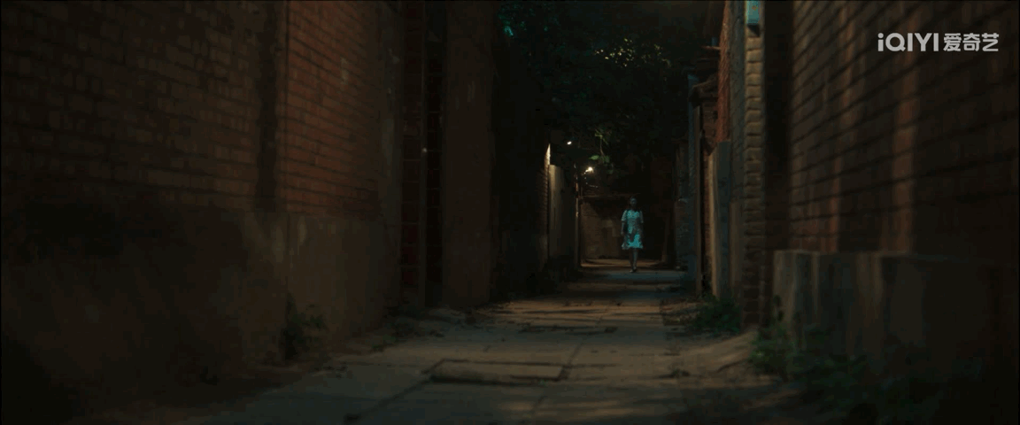 树影迷宫女子被刺浴血求生本来还在感慨老胡同的氛围，结果看到这个细节瞬间后背一凉，