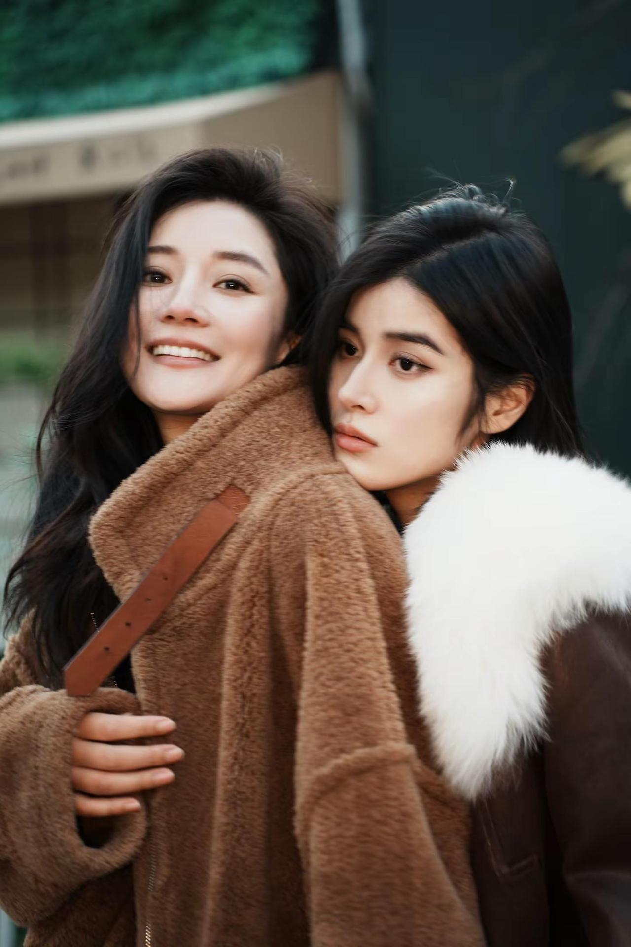 快冬天了 还没和好朋友拍照吗。来存一些秋冬跟姐妹一起拍照的姿势吧！ 秋冬非常适合