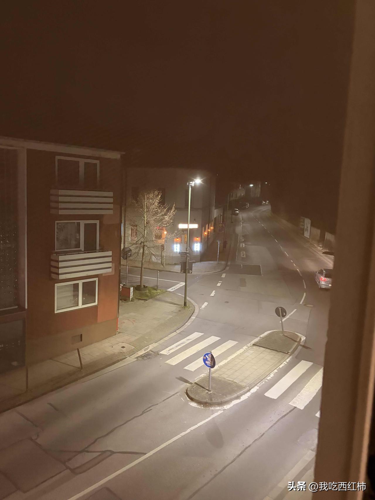 此刻我一个人坐在德国的房间里，窗外是陌生的街道，安静得只剩下风声。忽然被一阵强烈