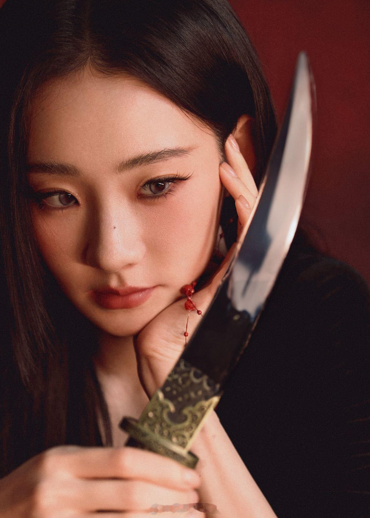 张艺凡哥特风美成啥了 张艺凡哥特风美成啥了！黑色V领裙一穿，冷感直接焊在身上，后