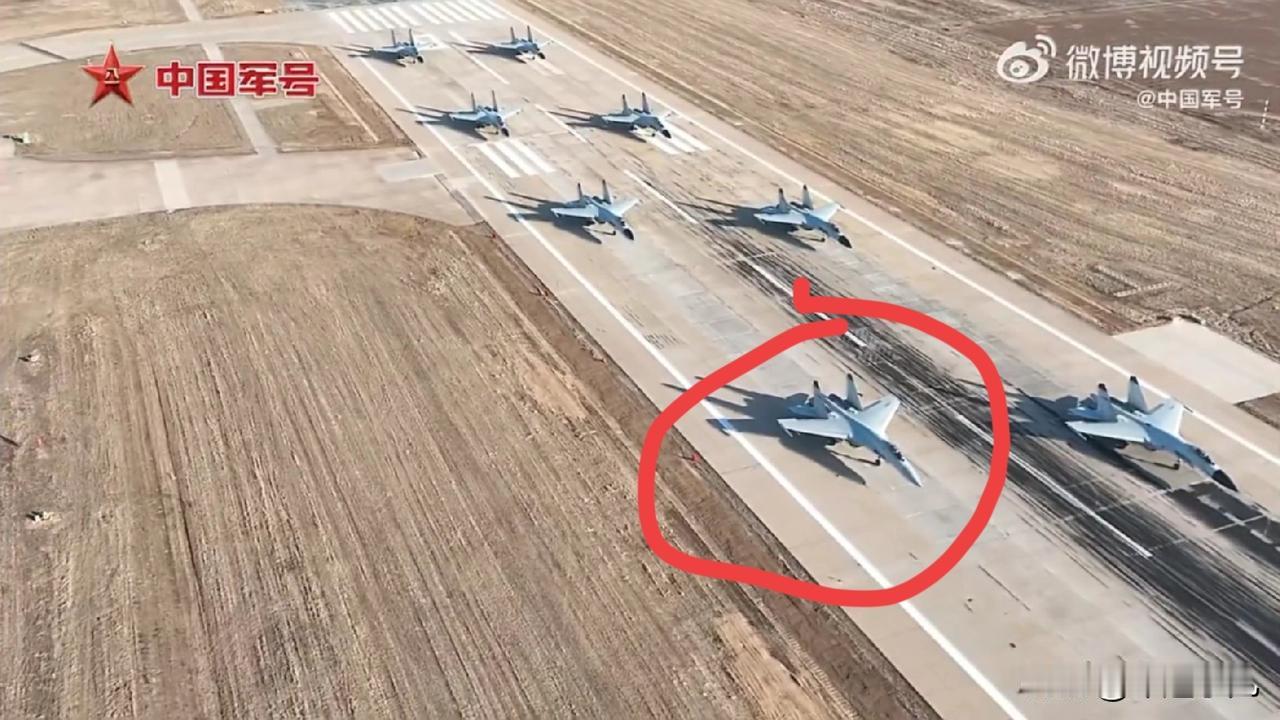 震撼！歼11B大象漫步画面曝光，里面藏着一架歼16？

海军航空大学，组织大机群