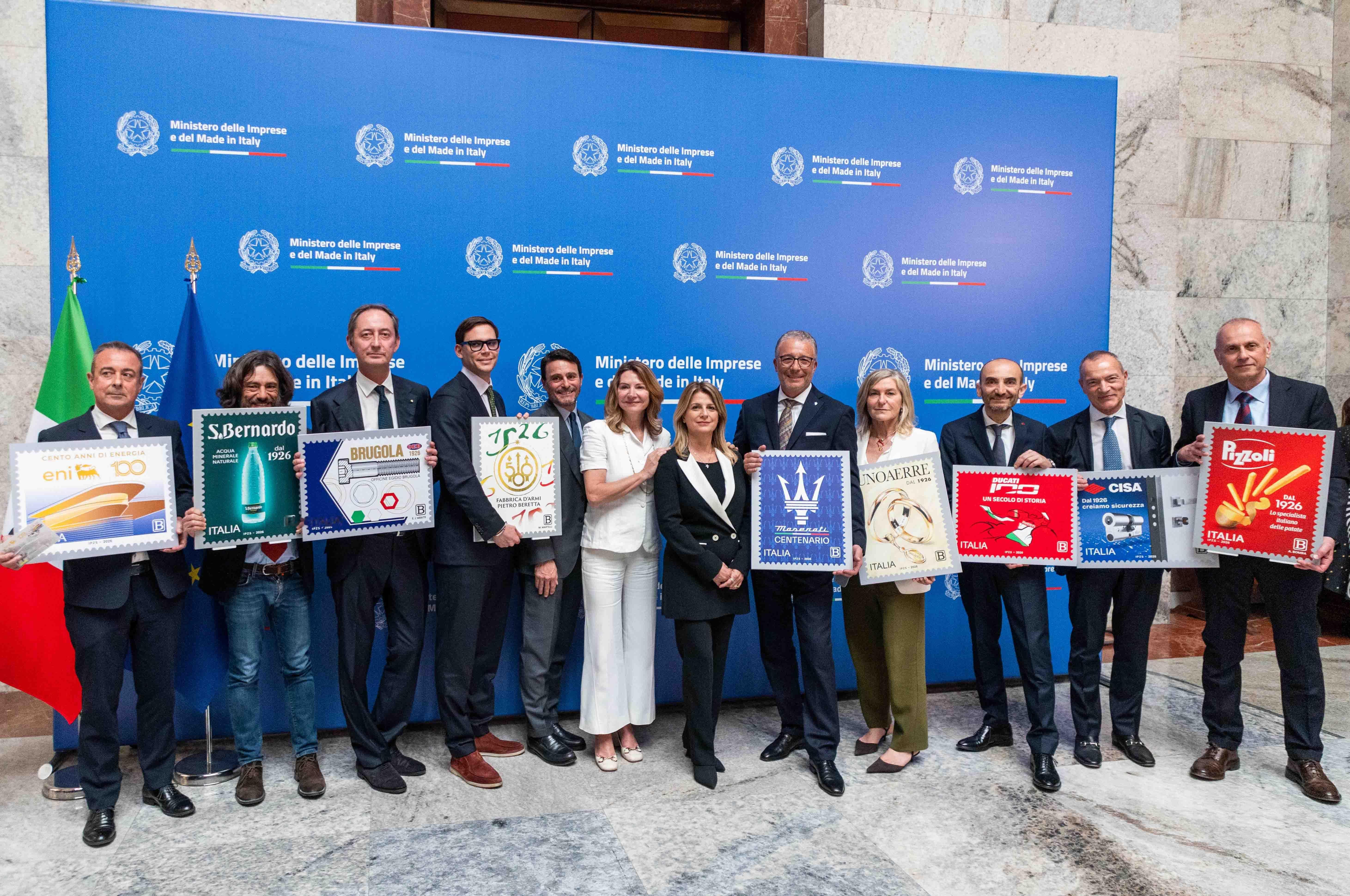 玛莎拉蒂正式推出全新产品……邮票！为致敬三叉戟徽标诞生百年，玛莎拉蒂在罗马正式发