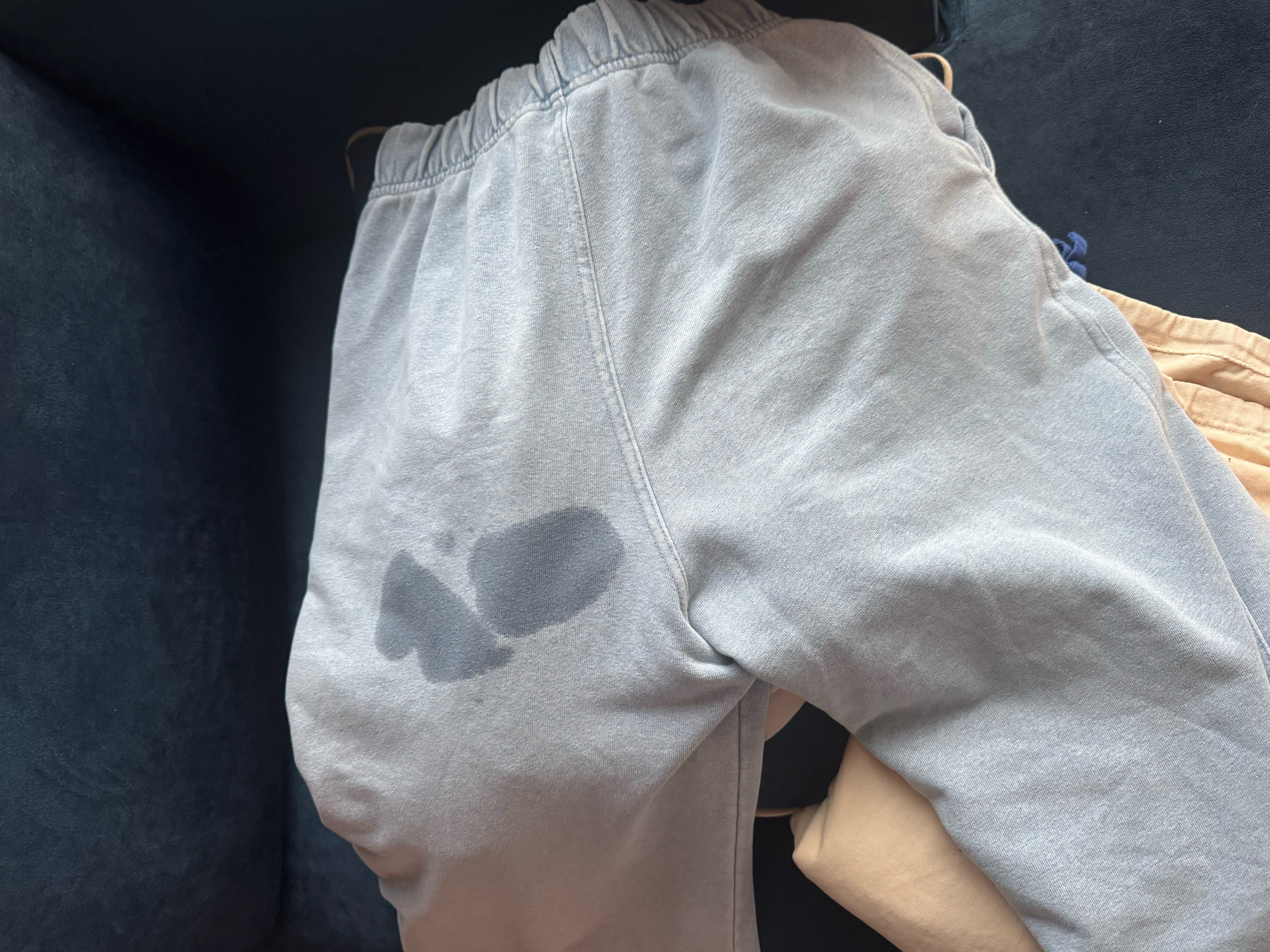 临出门，浅色裤子湿了怎么办？在线等挺急的 