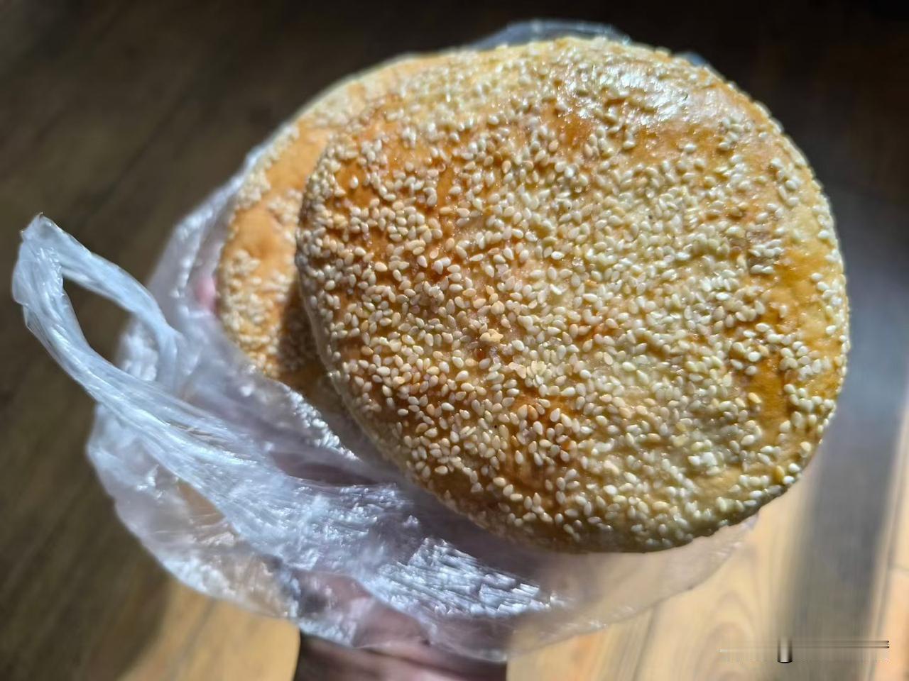 湖北武汉烧饼，美味可口：一、便宜：3个5元。二、味美：好吃！三、厚实：厚度1厘米