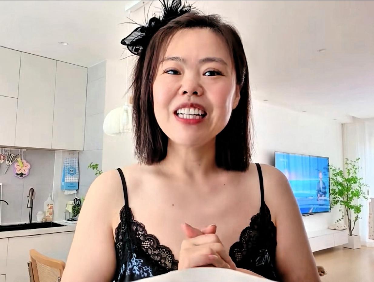 苦茶丹丹香，回国宾火玫瑰家老旧小六楼！
一进到国宾火玫瑰家院里，就好像进了80年