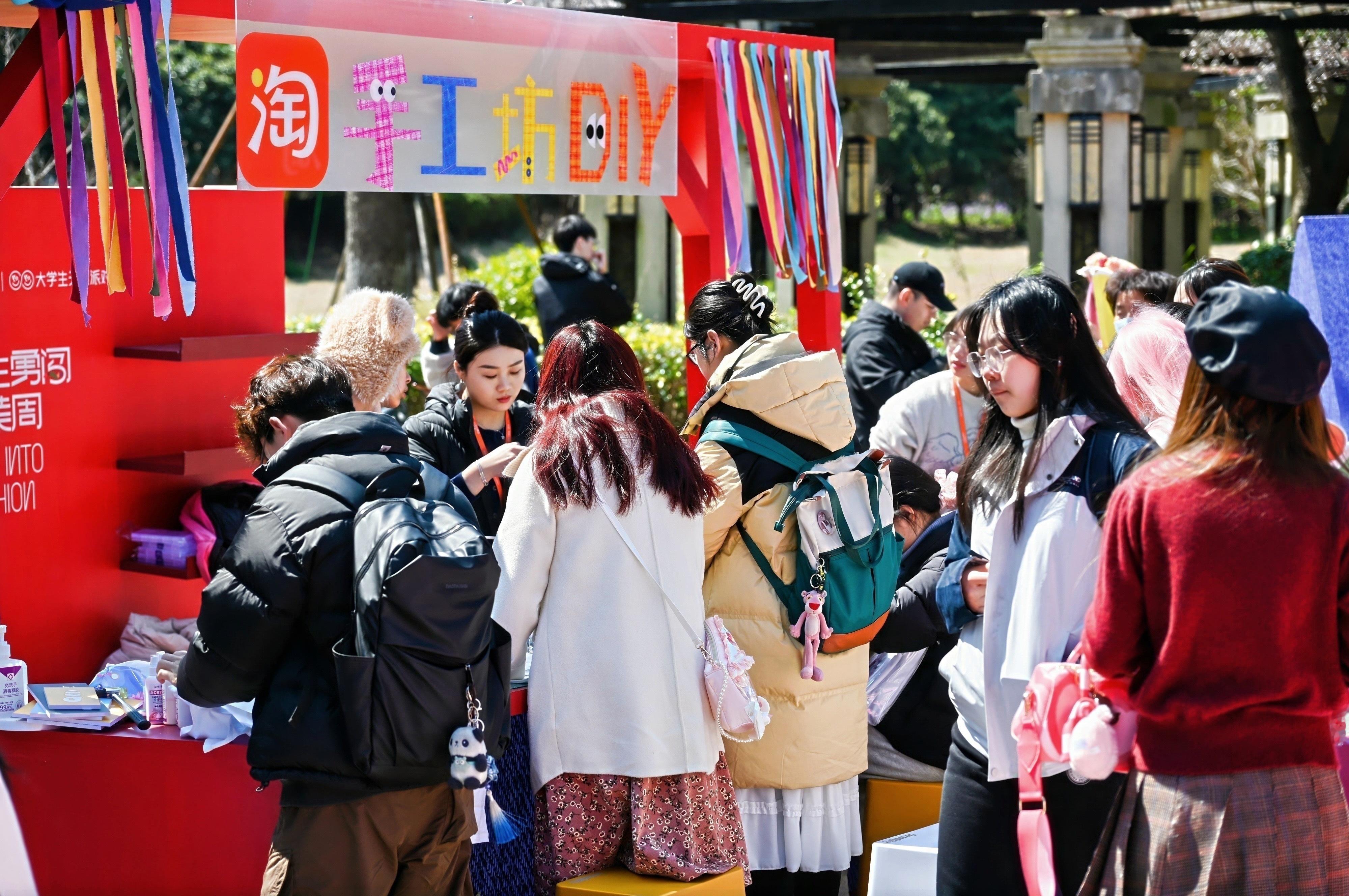 上海满街的丹宁回潮太会玩了 大学生勇闯时装周 上海时尚浓度已经nextlevel