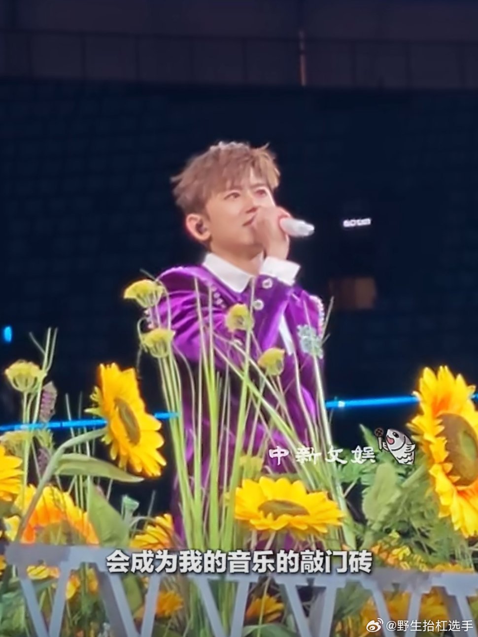 张杰哽咽追忆爷爷张杰鸟巢唱《树呢》前哽咽，提起爷爷与那台录音机，这里面藏着最真挚