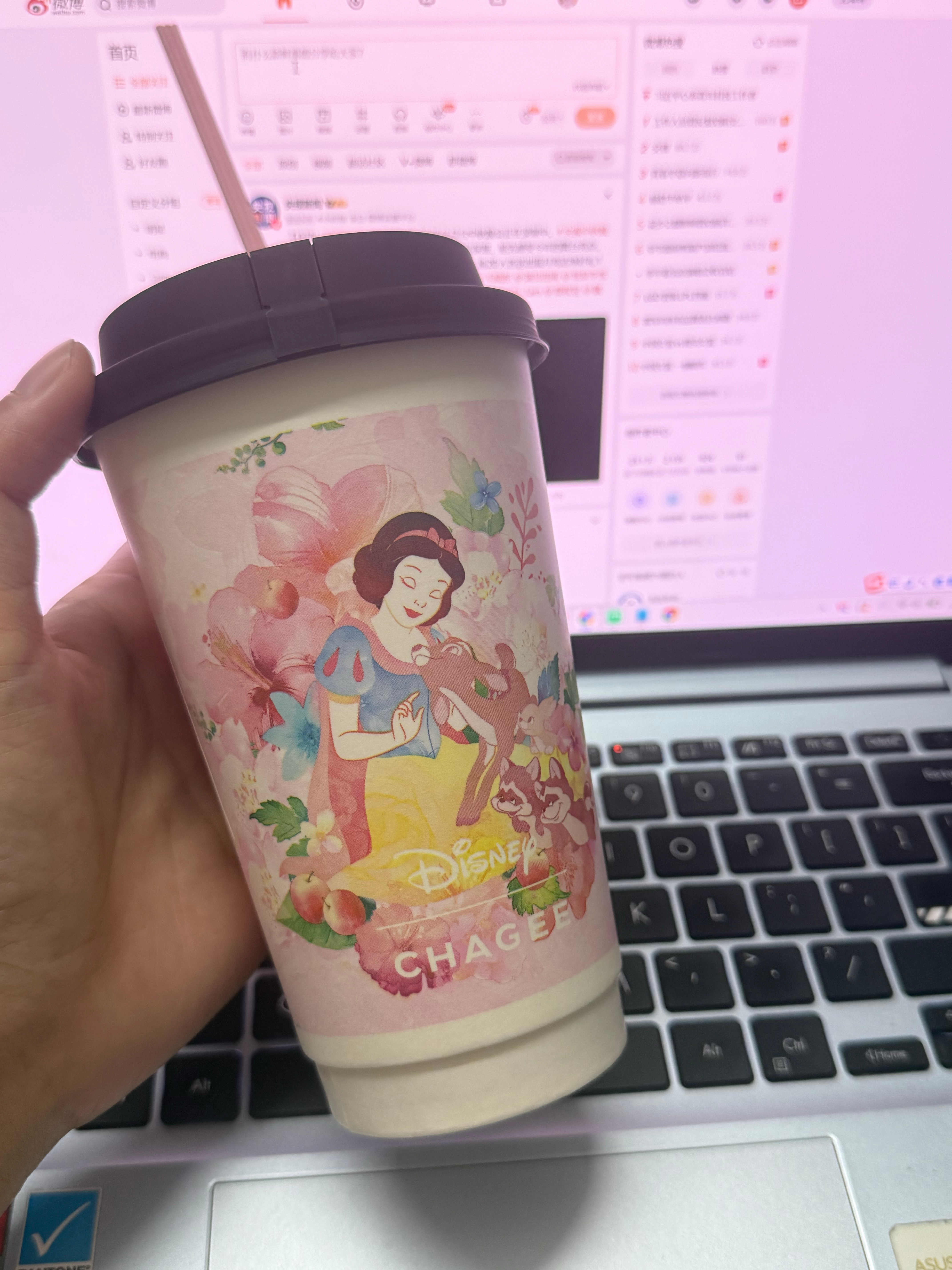 熬夜又喝奶茶我感觉自己有点鼠了[捂嘴哭] ​​​