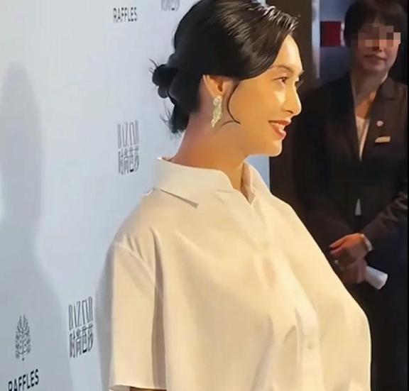 54岁朱茵，脸垮成大妈了？就因为一张生图抓拍，港媒的嘴比刀还利，字字往心上扎…