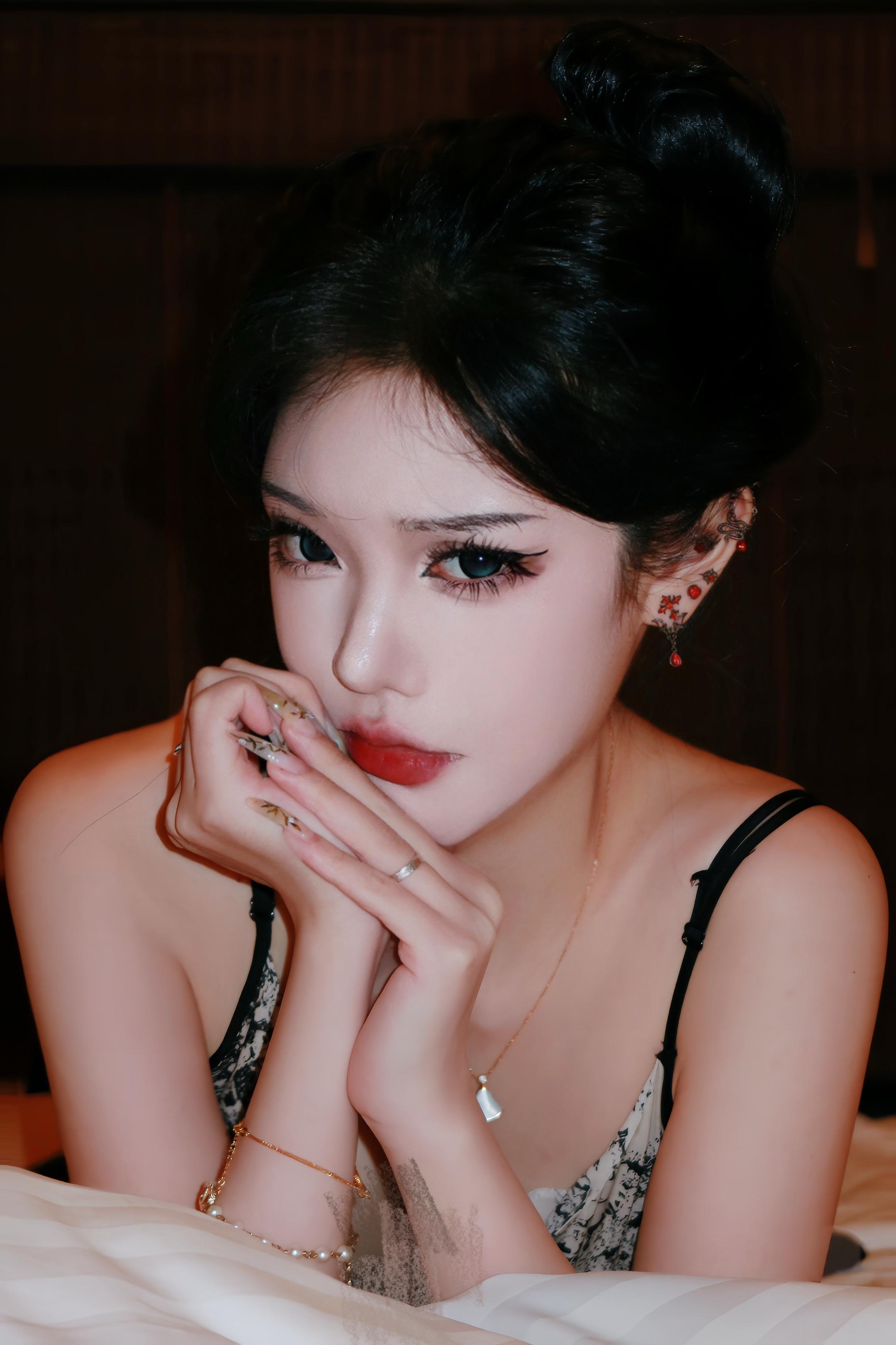 “啧 怎么 你的一厢情愿也要我负责吗？”