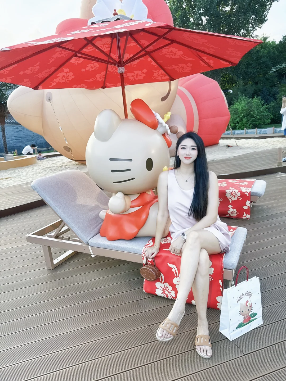 为了晒成“煤球”的Kitty🎀我排了一个小时🏖️