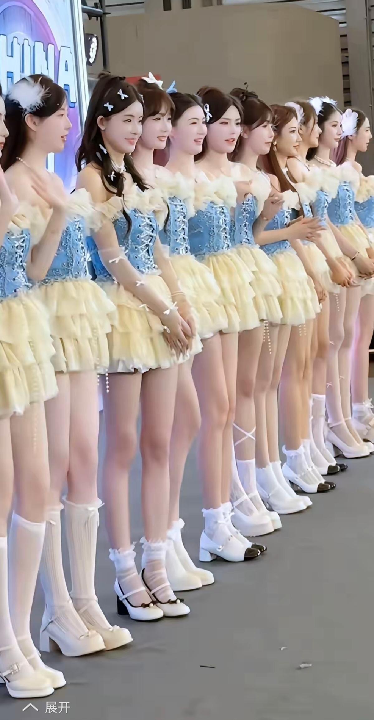 这些女孩子的装扮看着很眼熟，像是什么动画片里的，但就一下子想不起来