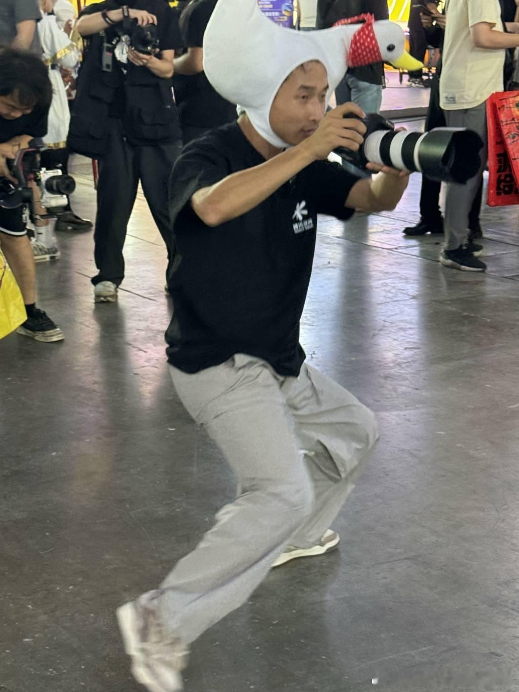 #鹅表示已老实求放过#你也太值得我们爱了吧，主打一个听劝了，这吉利服的造型，完全