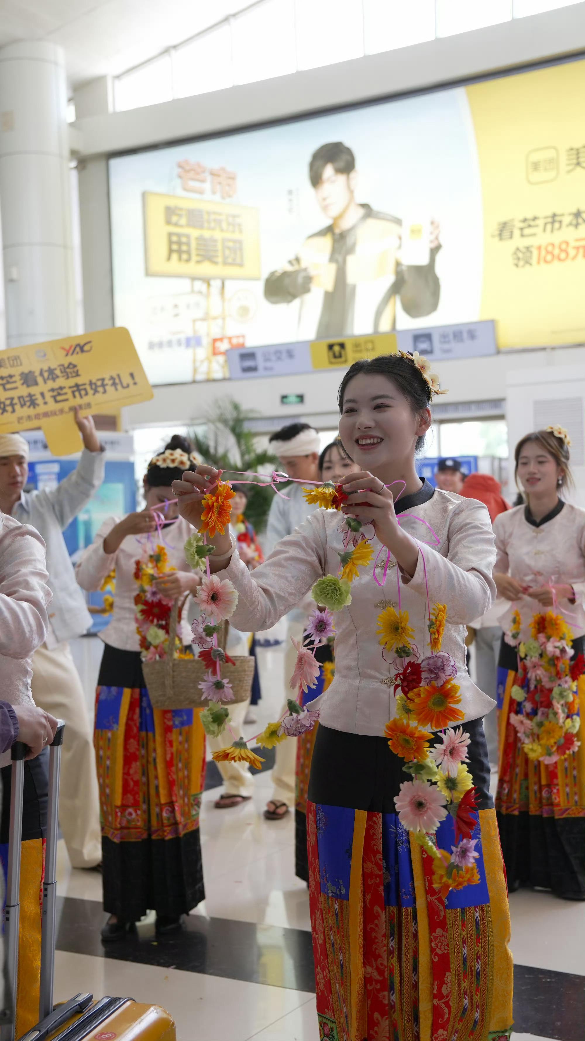 人一旦爱上旅游 小城出游不用提前做攻略，用美团就能轻松搞定吃喝玩乐，轻松解锁当地