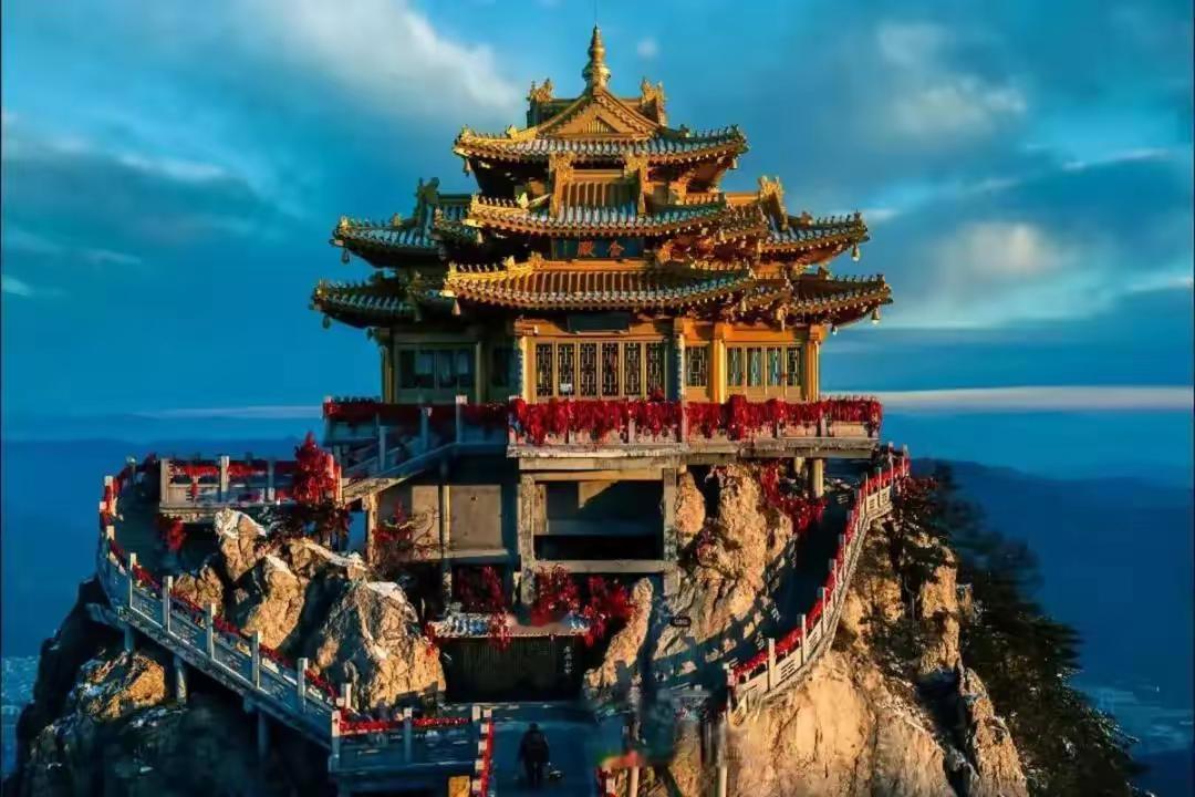 现在的年轻人，是真敢玩儿啊！
你看看老君山上那人流，白天已经是摩肩接踵，一个转身