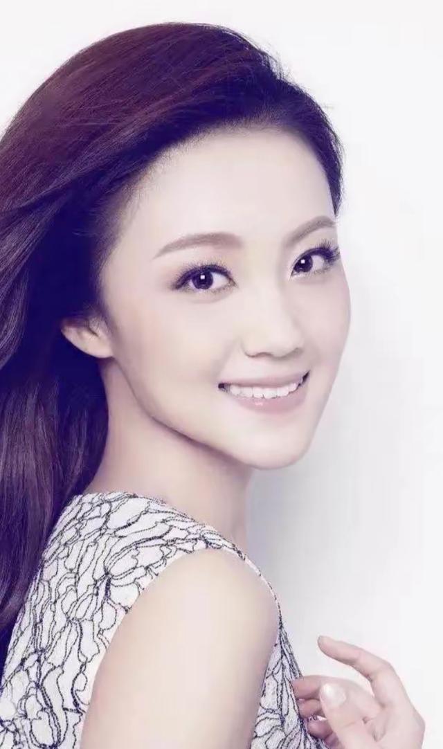 王小玮，国家一级演奏员，玖月奇迹成员，中国首位双排键艺术硕士。五登央视春晚，以“