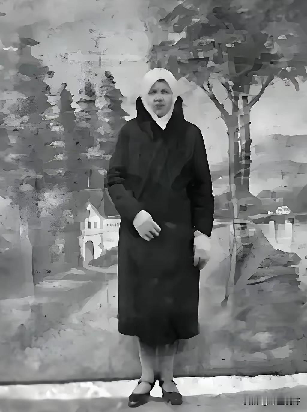 1937年，地下党张宗伟在家中被捕，就在他被抓时，苏联妻子从门外走进来，她眼含热