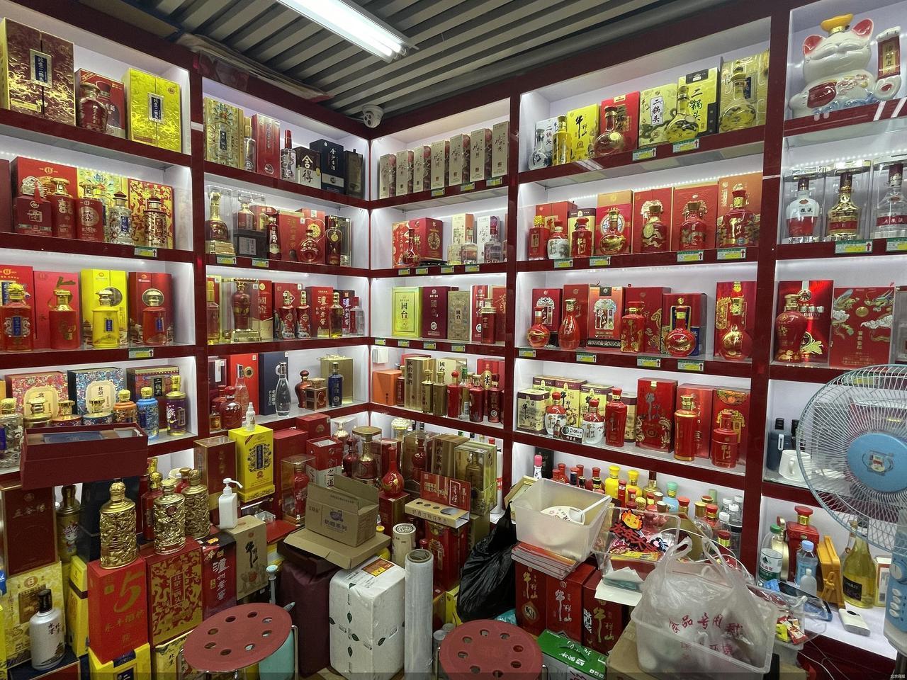 白酒卖不动了！背后原因扎心

白酒堆在仓库里卖不掉。这事比想象中严重。

为啥没