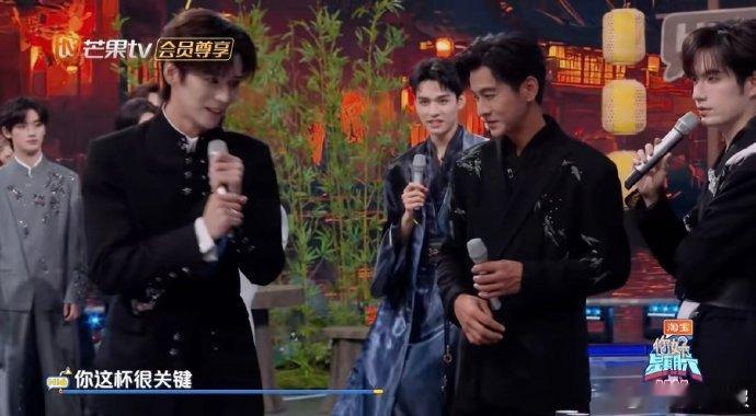 龚俊吃瓜吃到自己身上你好星期六龚俊[超话]龚俊《你好星期六》吃瓜吃到自己身上也太