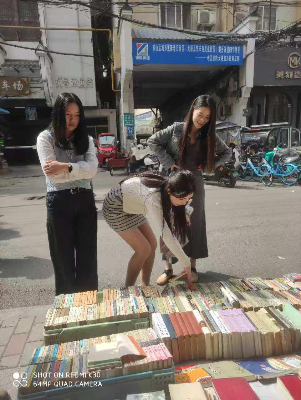 书卷多情似故人，晨昏忧乐每相亲。