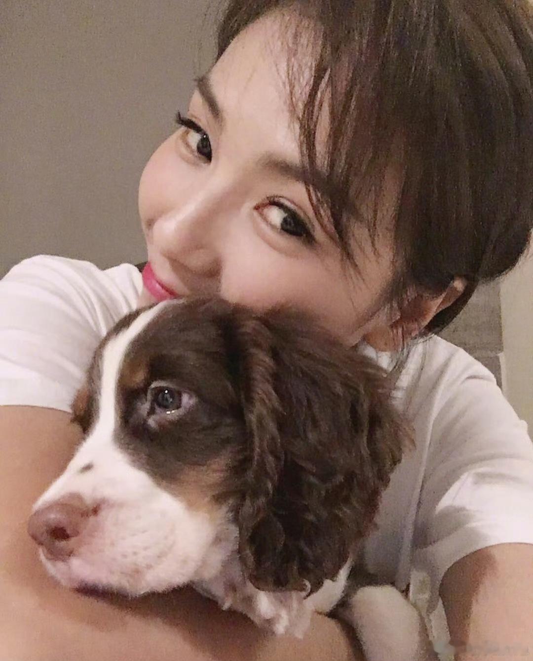 查理一被抱就秒变厌世脸～只对吃的感兴趣～ 还以为是刘涛之前抱太紧了