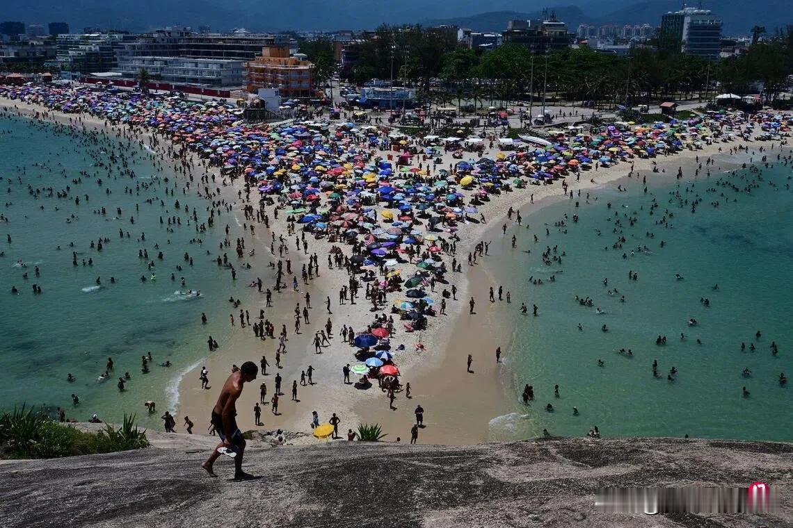 巴西遭高温炙烤 里约海滩人满为患 遭热浪侵袭，第二大城市里约热内卢西区周六（12
