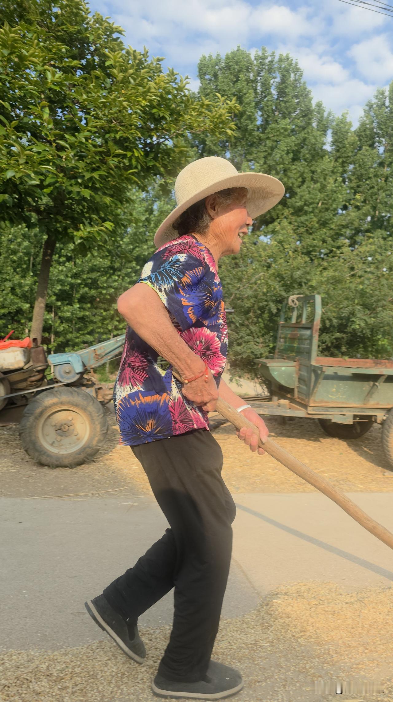 88岁嫂子街头晒麦子，她说：“庄户人，只要能动，就不怕累……”

88岁的人了，