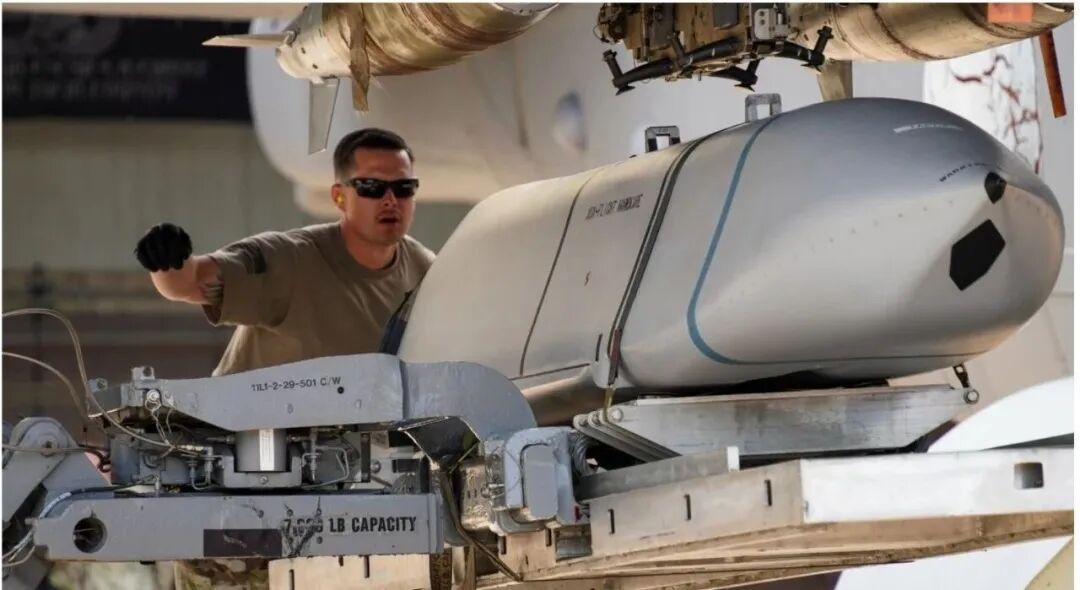 央视记者传回最新战况，美伊以损失惨烈都超预期，伊朗太硬不松口，新加坡外长替特朗普