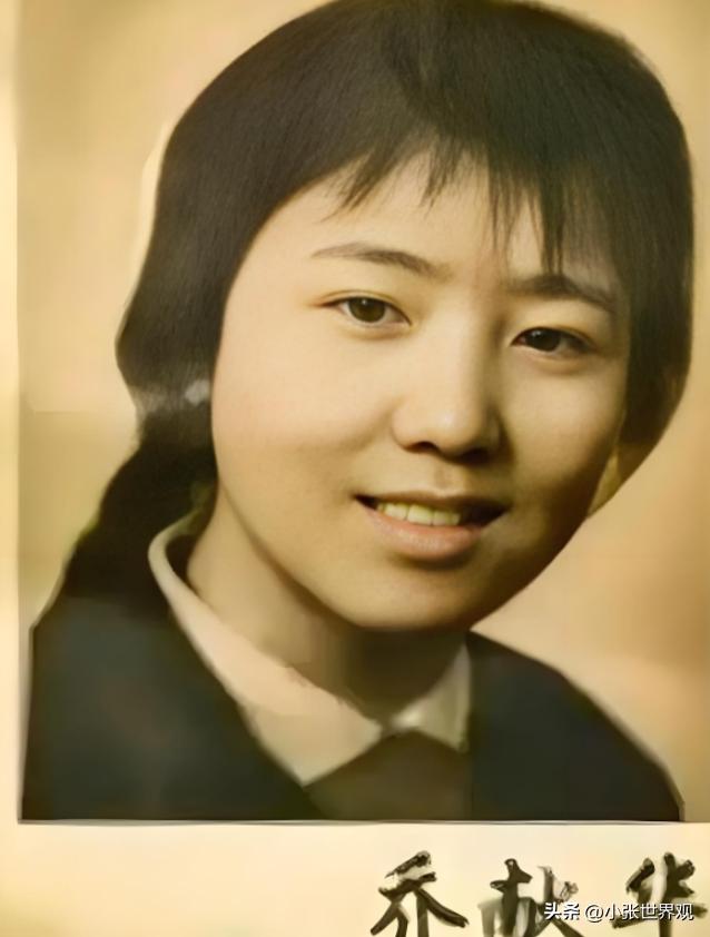 1972年，泥瓦匠张复生娶了城里的女知青，晚上睡觉他发现妻子的腰变粗了。他以为妻