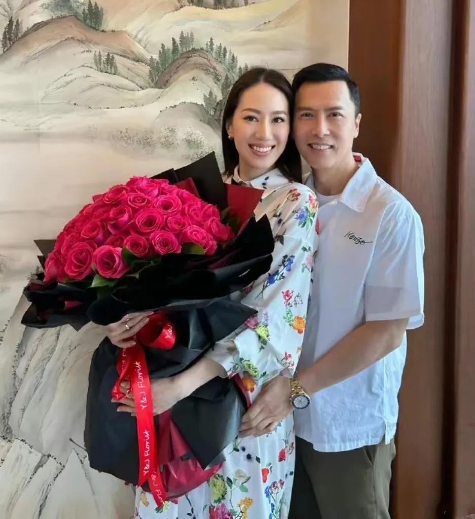 甄子丹和超模妻子汪诗诗的爱情也是娱乐圈的一股清流，结婚多年，依然相爱如初。

汪
