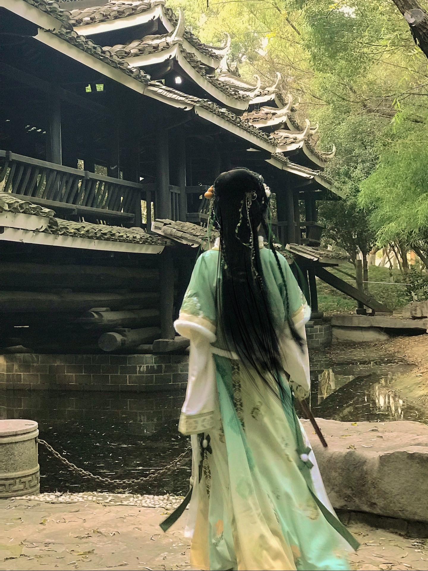 “师兄 下山游历我可学会不少本领”“看招'” 古风