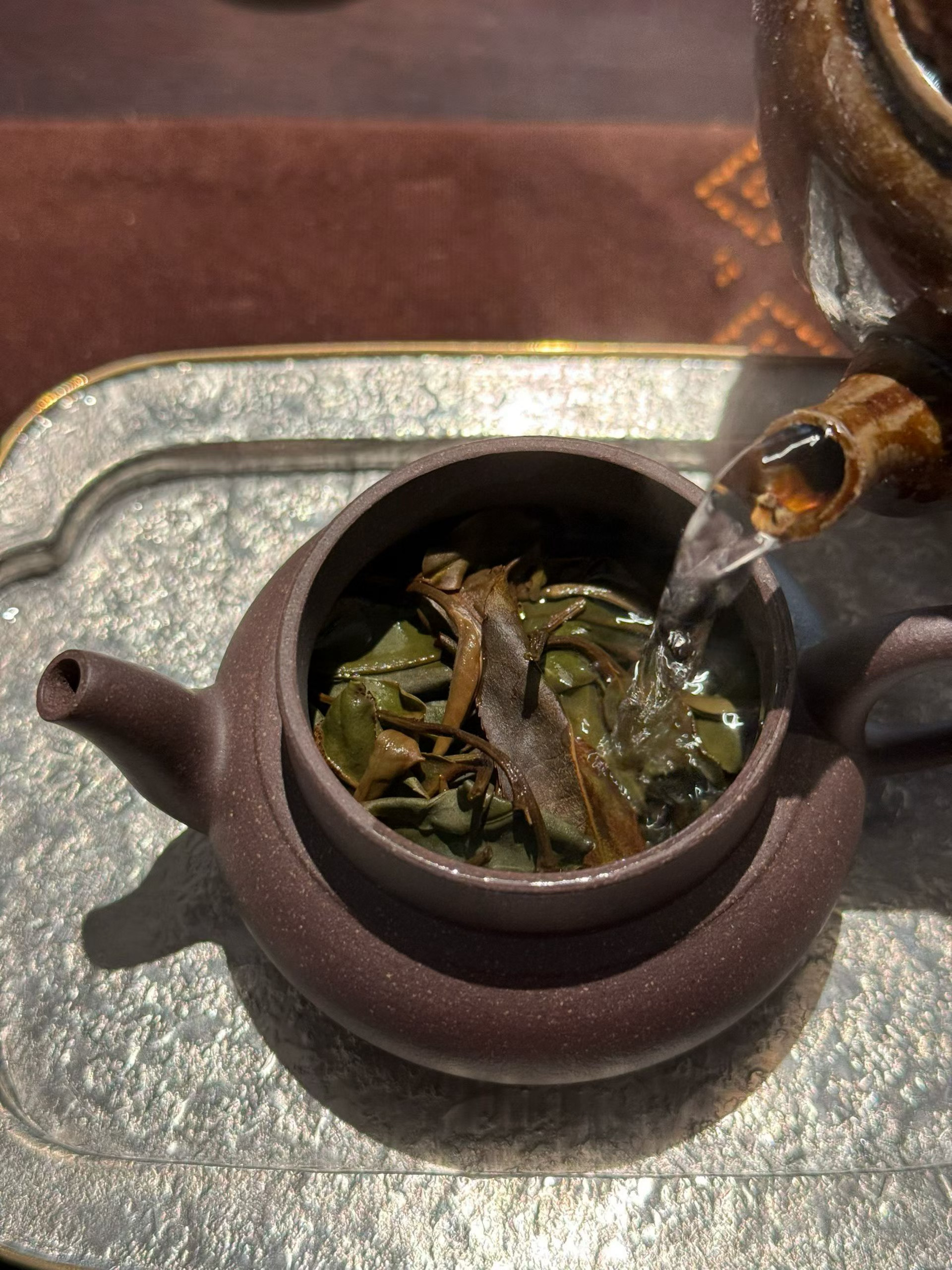 品茶赏器交友  喝懂茶，需要用心尊重每一款茶，好比有缘之人，无论高低贵贱都可以从