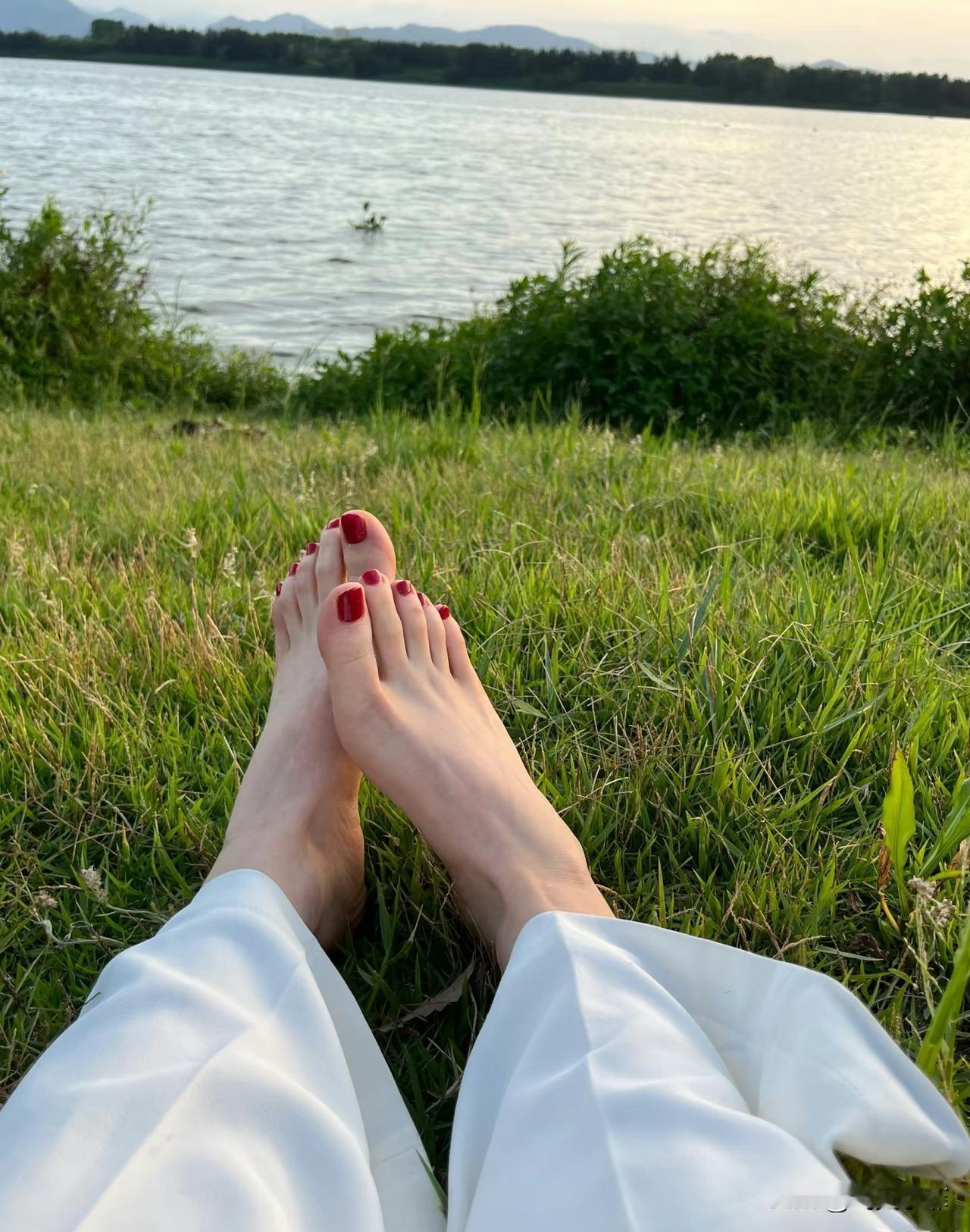 秋天的日落是最浪漫的[微风]
昨天飞了一天，今天遇上休息[比心]
朋友们都说机场