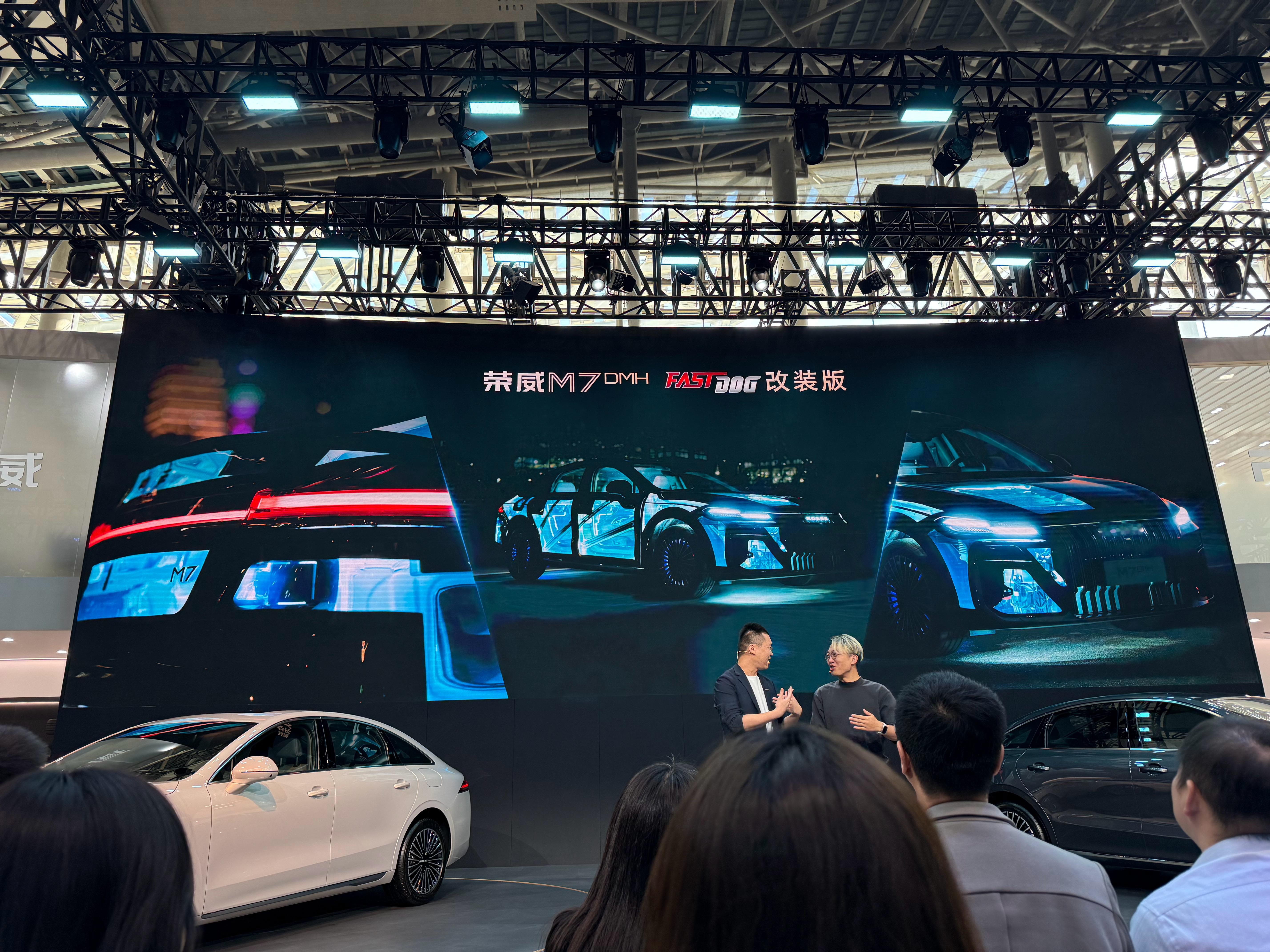 在车展上看到了狗哥荣威M7的改装版，真的超级帅啊，有种冰透的清冷感！数据显示有不