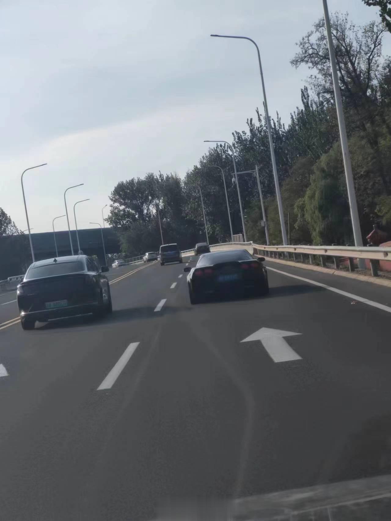 #猜车[超话]# 这么低矮的车身，应该选项就不多了吧……看漆面和尾灯，款式应该不