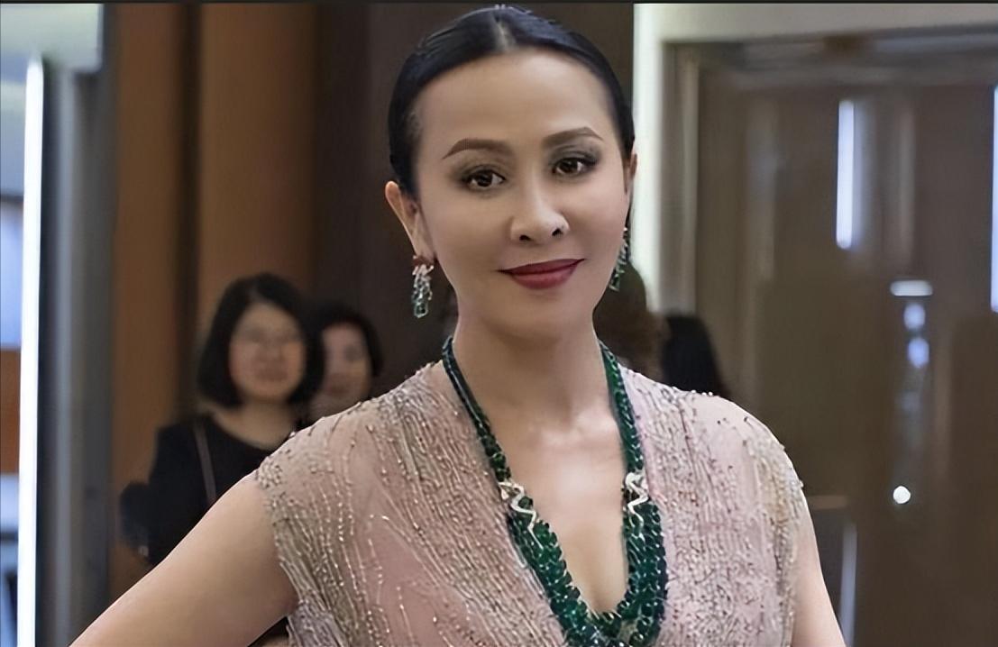 舒淇在刘嘉玲家里打麻将，期间没忍住，中间没忍住去了趟厕所，刘嘉玲看到后，当下脸就