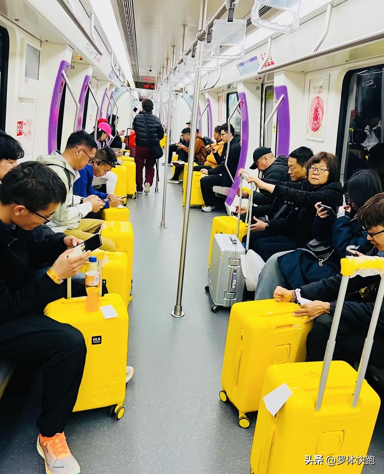 今年的无锡马拉松参赛装备中有个海澜之家发的拉杆箱，从前方发来的照片看一个地铁车厢