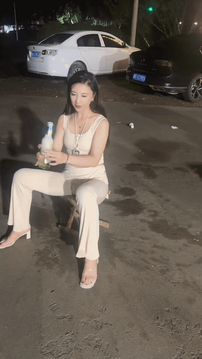 为什么这么多女的都在练习高跟鞋开啤酒？[笑哭]