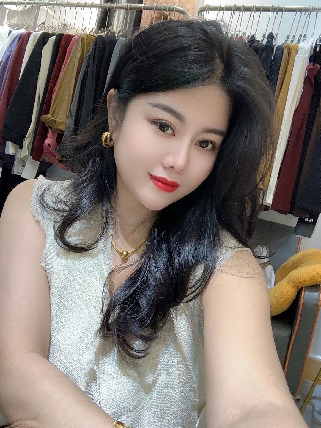 “到了一定年纪，迷人的不再是脸，而是骨子里的气质，经历岁月沉淀后的灵魂.”