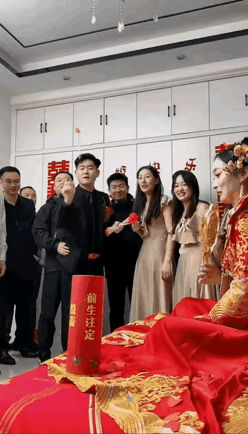 可真够笨的，都投五次了还没中。
新娘子实在按捺不住，只好上前搭手帮忙。
她也怕再