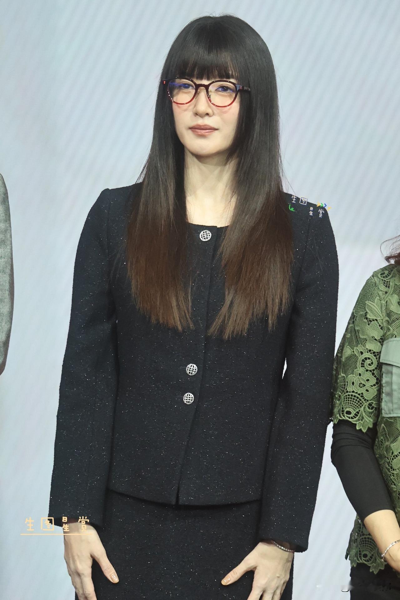 江疏影现在怎么小心翼翼的，总有种惶惶不安的感觉，而且老得太快了。

这个老不是说