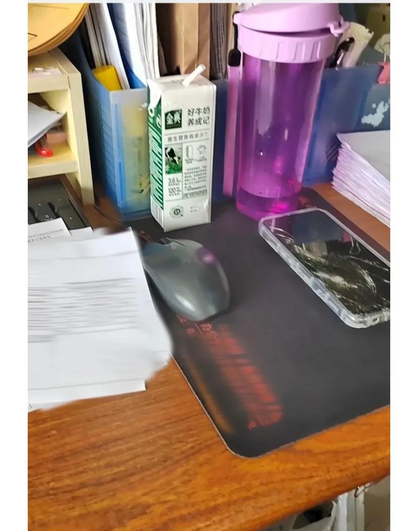 论有个没有边界感的同事，是怎样的烦躁
如图，如果我不告诉大家，你们是不是以为鼠标