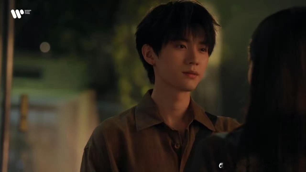 白鹿周翊然透明爱人MV亲了周翊然鲜藕需要你好嘛，速速接一部，我爱看！ 