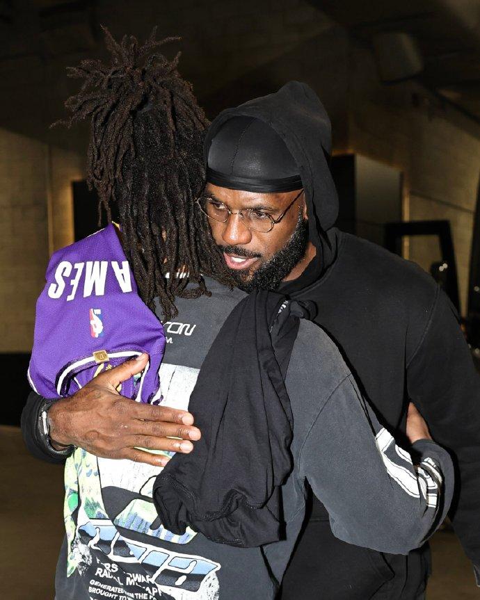 昨日赛后，马刺球员卡斯尔 收到了偶像詹姆斯 的签名球衣。