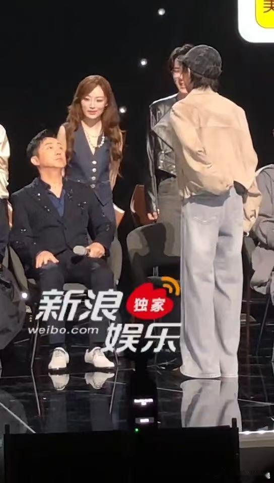 庾澄庆问窦靖童怎么称呼窦靖童依次打招呼歌手发布会发布会轻松一刻，庾澄庆主动开启话