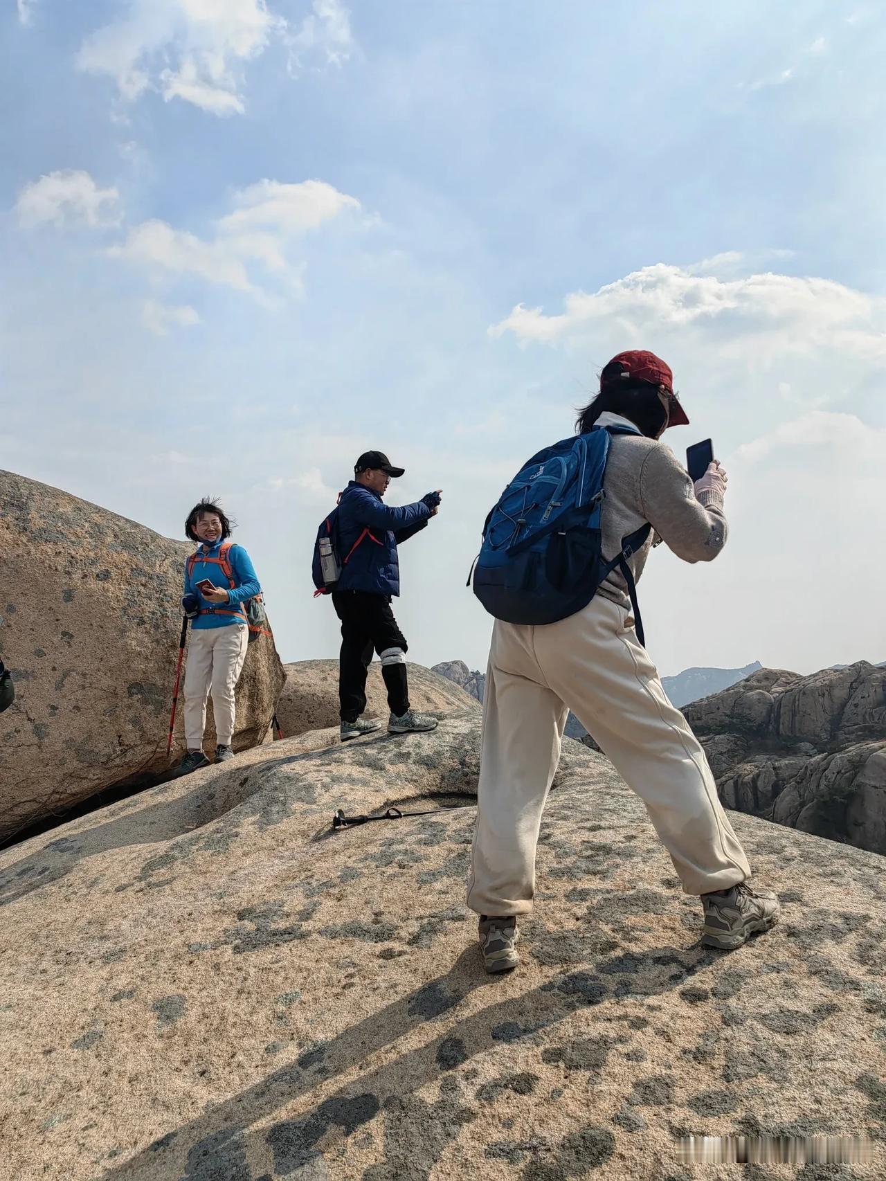 自驾五莲九仙山，徒步穿越景美免费的扎石沟峡谷，松源山庄品美食，窦家台子观民宿，行